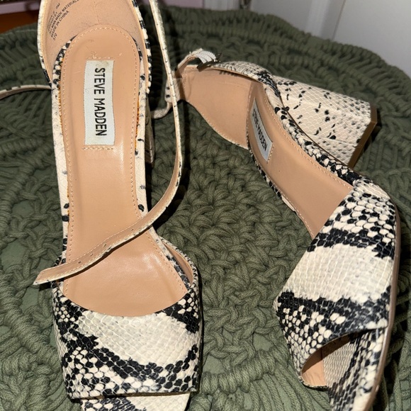 Steve Madden Black and Cream Block Heel Sandals - Picture 2 of 4